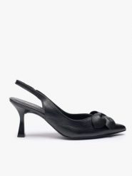 Czarne czółenka bez pięty slingback z kwiatem. Czarne czółenka damskie Ryłko, bez wzorów, z gumy, ze szpiczastym noskiem, bez obcasa, na obcasie. Za 399.99 zł.