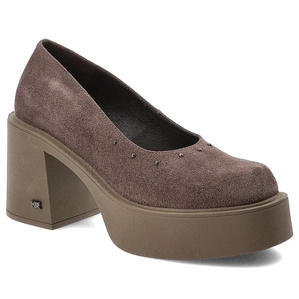 Półbuty damskie Karino, wsuwane na masywnym obcasie skórzane z ozdobami i okrągłym noskiem, brązowe welur, 5648-015-P. Brązowe półbuty damskie Karino, z aplikacjami, z weluru, eleganckie, z okrągłym noskiem, bez obcasa, na obcasie. Za 499.00 zł.