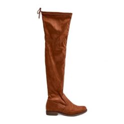 Kozaki Na Płaskim Obcasie Za Kolano Z Eko Zamszu Camel Linnithia brązowe. Brązowe kozaki damskie za kolano, bez obcasa, na płaskiej podeszwie. Za 153.43 zł.