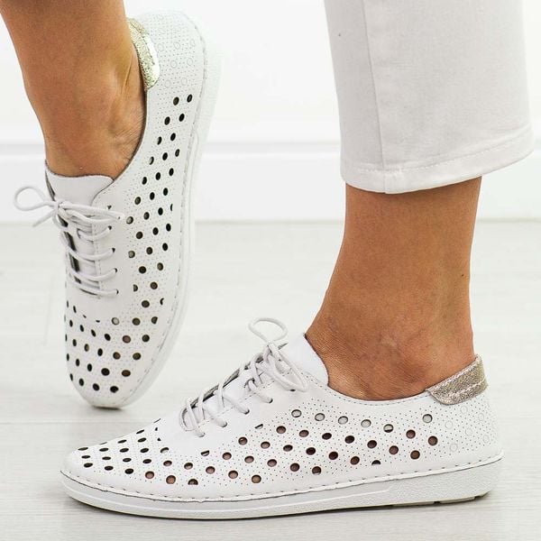 Białe skórzane ażurowe półbuty damskie S.Barski 644. Białe półbuty damskie S.BARSKI, w ażurowe wzory, z jeansu, biznesowe, z okrągłym noskiem, bez obcasa, na płaskiej podeszwie. Za 249.00 zł.