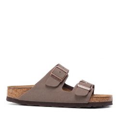 Klapki Birkenstock. Brązowe klapki damskie Birkenstock, bez wzorów, bez obcasa. Za 369.99 zł.