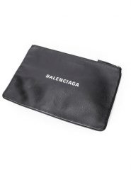 Balenciaga Skórzana kopertówka w kolorze czarnym - 38,5 x 27 x 1,5 cm rozmiar: onesize. Czarne torebki wieczorowe Balenciaga, bez wzorów, z materiału, bez kołnierzyka, bez ramiączek. Za 2,392.99 zł.
