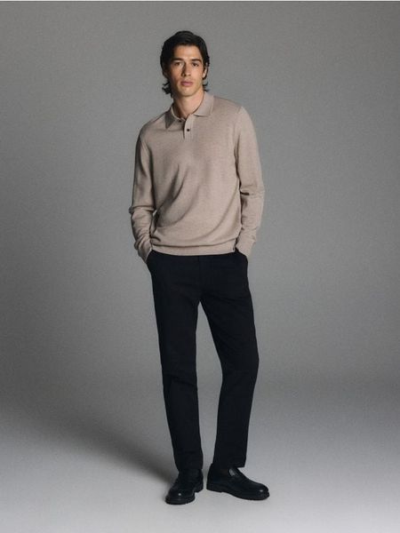 Wełniany sweter polo - beżowy. Brązowe swetry męskie Reserved, l, bez wzorów, z dzianiny, bez kołnierzyka. Za 199.99 zł.