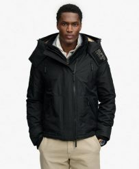 Superdry Kurtka Hooded Arctic Windcheater – Czarna, z polarową podszewką. Czarne kurtki damskie Superdry., m, bez wzorów, z elastanu, bez kaptura. Za 528.40 zł.