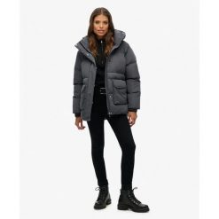 Króka kurtka puchowa damska z wypełnieniem syntetycznym Superdry. Brązowe kurtki damskie Superdry., na zimę, bez wzorów, z puchu, bez kaptura. Za 692.05 zł.