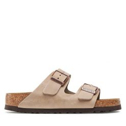 Klapki Birkenstock. Brązowe klapki damskie Birkenstock, bez wzorów, bez obcasa. Za 599.99 zł.