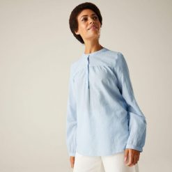 Koszula turystyczna damska Natine. Niebieskie koszule damskie Regatta, bez wzorów, z bawełny, casualowe, bez kołnierzyka, bez ramiączek. W wyprzedaży za 208.00 zł.