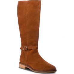 Oficerki CLARKS - Clarkdale Clad 261364394 Dark Tan Suede. Brązowe kozaki damskie Clarks, z materiału, bez obcasa. W wyprzedaży za 449.00 zł.