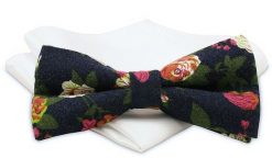 Ciemnogranatowa Mucha Męska -ALTIES- z Białą Poszetką, w Kwiaty, Matowa. Niebieskie krawaty i muchy męskie Alties, bez wzorów, eleganckie. Za 54.00 zł.