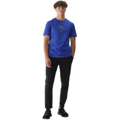 Koszulka męska 4F M2964 niebieska 4FWAW25TTSHM2964 33S ROZMIAR L. Niebieskie t-shirty sportowe męskie 4f, l, bez ramiączek, do piłki nożnej. Za 44.90 zł.