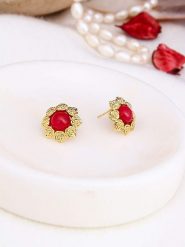 Pierres de Jade Pozłacane kolczyki-wkrętki z koralami rozmiar: onesize. Czerwone kolczyki damskie Pierres de Jade, z koralem, pozłacane. Za 43.99 zł.