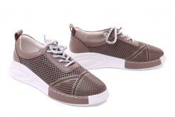 ARTIKER RELAKS 50C1346 taupe, półbuty damskie. Brązowe półbuty damskie Artiker Relaks, w ażurowe wzory, ze skóry, bez obcasa. Za 125.94 zł.