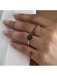 Les Favorites Pozłacany pierścionek z cyrkoniami rozmiar: 50. Czarne pierścionki damskie Les Favorites, z cyrkonią, pozłacane. Za 108.99 zł.