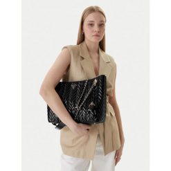 Torebka Guess. Czarne torebki klasyczne damskie Guess, z aplikacjami, bez dodatków. Za 799.99 zł.