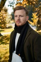 Elegancki męski szal zimowy Brødrene s1 czarny 9910. Czarne szaliki męskie na zimę, bez wzorów. Za 54.90 zł.