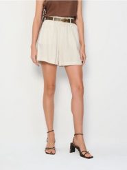 Szorty paperbag w stylu smart casual z paskiem - kremowy. Białe szorty damskie Sinsay, bez wzorów, z materiału, boho. Za 45.99 zł.