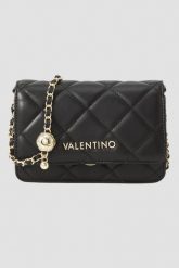 VALENTINO Czarna torebka damska Ocarina Flap Bag SS26. Czarne listonoszki damskie Valentino by Mario Valentino, bez wzorów, ze skóry ekologicznej, bez dodatków. W wyprzedaży za 440.99 zł.
