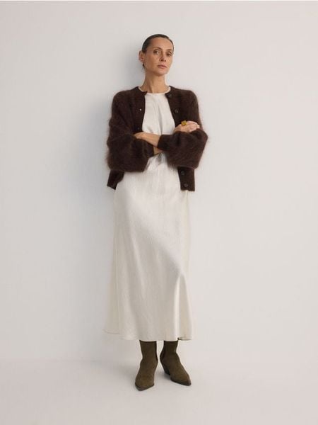 Sukienka midi z tkaniny NAIA - złamana biel. Sukienki damskie Reserved, l, bez wzorów, z tkaniny, bez kołnierzyka, bez ramiączek, midi, rozkloszowane. W wyprzedaży za 99.99 zł.