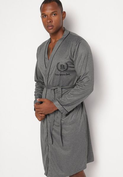 Ciemnoszary Szlafrok z Bawełną Zdobiony Elegancką Lamówką i Aplikacją z Wiązanym Paskiem Attelora. Szare szlafroki męskie Born2be, l, z aplikacjami, z bawełny. Za 69.99 zł.