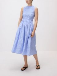 Sukienka midi w kwiaty - jasnoniebieski. Niebieskie sukienki damskie Reserved, l, bez wzorów, z bawełny, bez kołnierzyka, bez ramiączek, midi, rozkloszowane. Za 199.99 zł.