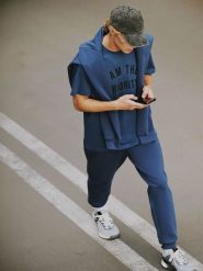 4F Spodnie dresowe joggery męskie - granatowe L. Niebieskie spodnie dresowe męskie 4f, bez wzorów, z dresówki. Za 179.99 zł.