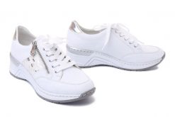 RIEKER N4322-80 weiss, półbuty damskie. Białe półbuty damskie Rieker, bez wzorów, bez obcasa, na koturnie. Za 349.90 zł.