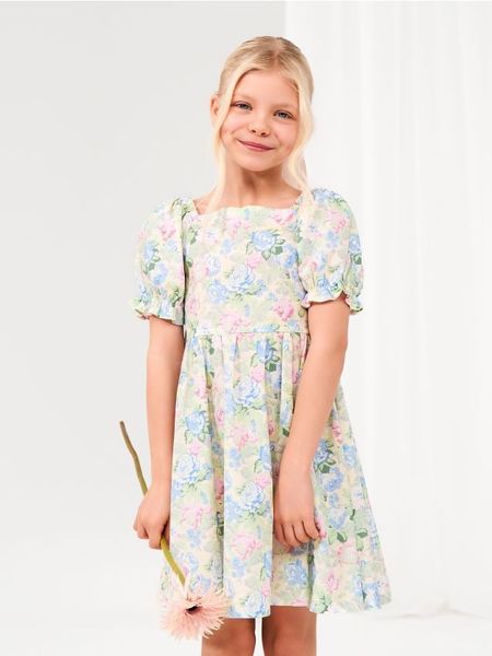 Sukienka z bufiastymi rękawami z kwiatowym motywem - wielobarwny. Sukienki dziewczęce Sinsay, bez wzorów, bez ramiączek. Za 35.99 zł.