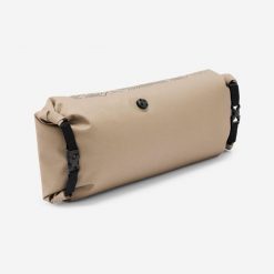 Torba rowerowa do bikepackingu Riverside ADVT 900 na kierownicę IPX6 5-15 l. Brązowe torebki klasyczne damskie ROCKRIDER, bez wzorów, z materiału, bez dodatków. Za 89.99 zł.