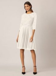 APART Sukienka w kolorze białym rozmiar: 40. Białe sukienki damskie Apart, bez wzorów, z koronki, bez kołnierzyka, bez ramiączek, mini. Za 248.58 zł.