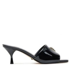 Klapki Guess. Czarne klapki damskie Guess, z aplikacjami, bez obcasa. Za 379.99 zł.