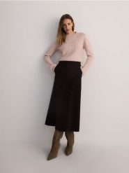 Sweter z ozdobną aplikacją - różowy. Czerwone swetry klasyczne damskie Reserved, l, z dzianiny, bez kołnierzyka. W wyprzedaży za 59.99 zł.
