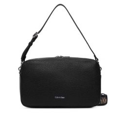 Torebka Calvin Klein. Czarne listonoszki damskie CALVIN KLEIN, bez wzorów, bez dodatków. Za 489.99 zł.