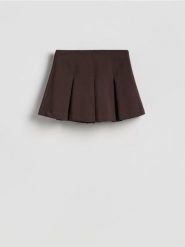 Gładkie spódnico-szorty - ciemnobrązowy. Brązowe szorty damskie Reserved, bez wzorów, z tkaniny. Za 99.99 zł.