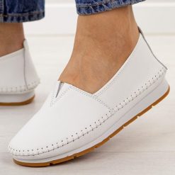 Białe skórzane półbuty damskie S.Barski 7051. Białe półbuty damskie S.BARSKI, bez wzorów, z jeansu, casualowe, bez obcasa, na płaskiej podeszwie. Za 219.00 zł.