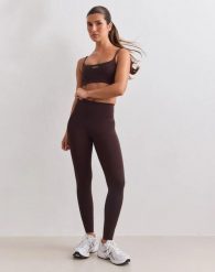 Damskie legginsy z wysokim stanem, squat proof, modelujące Sculpting Fit brązowe. Brązowe legginsy damskie Aim'n, s, bez wzorów, z materiału. Za 391.00 zł.