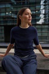 Sweter z krótkimi rękawami granatowy. Niebieskie swetry klasyczne damskie MOODO, l, z poliamidu, bez kołnierzyka. Za 99.99 zł.