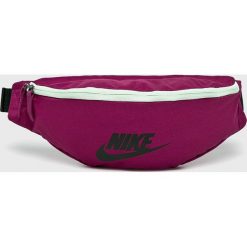 Nike Sportswear - Nerka. Fioletowe walizki Nike Sportswear, bez wzorów, z materiału. W wyprzedaży za 69.90 zł.