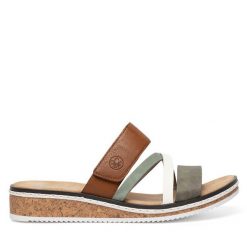 Klapki Rieker. Zielone klapki damskie Rieker, bez wzorów, bez obcasa. Za 279.99 zł.