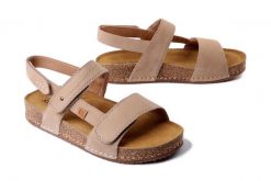 JOSEF SEIBEL 64902 381 200 Hannah 02 beige, sandały damskie. Brązowe sandały damskie Josef Seibel, bez wzorów, bez obcasa, na płaskiej podeszwie. Za 349.90 zł.