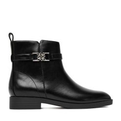 Botki Nine West. Czarne botki damskie Nine West, bez obcasa, na płaskiej podeszwie, bez zapięcia. Za 269.99 zł.