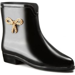 Kalosze MEL BY MELISSA - Mel Ankle Boot Sp Ad 30714 Black 01003. Czarne kalosze damskie Mel by Melissa, bez wzorów, z tworzywa sztucznego. W wyprzedaży za 119.00 zł.
