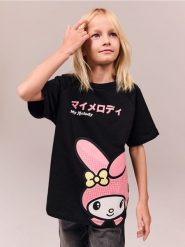 T-shirt z nadrukiem My Melody - czarny. Czarne koszulki dziewczęce Reserved, bez wzorów, z bawełny, bez ramiączek. W wyprzedaży za 39.99 zł.