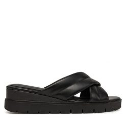 Klapki Tamaris. Czarne klapki damskie Tamaris, bez wzorów, bez obcasa. Za 209.99 zł.