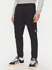 Adidas Spodnie dresowe Trefoil Essentials Woven Cargo JD2453 Czarny Regular Fit. Czarne spodnie dresowe męskie Adidas, bez wzorów, z dresówki. Za 209.99 zł.