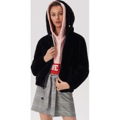 Pluszowa kurtka z kapturem - Czarny. Czarne kurtki damskie Sinsay, l, bez wzorów, z kapturem. Za 119.99 zł.