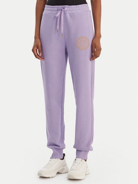 Versace Jeans Couture Spodnie dresowe 80HAAT02 CF01T Fioletowy Regular Fit. Fioletowe jeansy damskie Versace Jeans Couture, xs, bez wzorów, z bawełny. Za 839.99 zł.