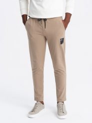 Spodnie męskie dresowe z logotypem – brązowe V3 OM-PASK-0167 - XXL. Brązowe spodnie dresowe męskie Ombre Clothing, bez wzorów, z bawełny. Za 131.99 zł.