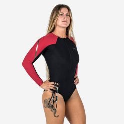 Strój jednoczęściowy pływacki damski Nabaiji Kamy Long długi rękaw. Czarne stroje jednoczęściowe damskie Decathlon, s, bez wzorów. Za 149.99 zł.