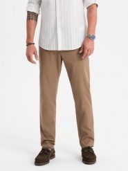 Męskie spodnie chino REGULAR FIT z delikatną strukturą – ciemnobeżowe V2 - Rozmiar: M. Brązowe spodnie materiałowe męskie Ombre Clothing, bez wzorów, z bawełny, klasyczne. W wyprzedaży za 254.99 zł.