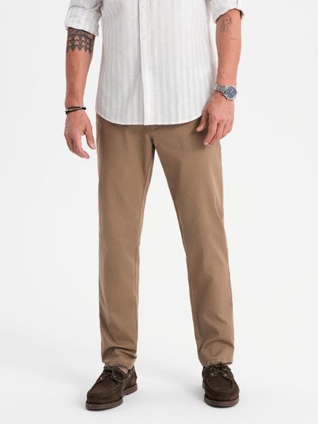 Męskie spodnie chino REGULAR FIT z delikatną strukturą – ciemnobeżowe V2 - Rozmiar: S. Brązowe spodnie materiałowe męskie Ombre Clothing, bez wzorów, z bawełny, klasyczne. Za 339.99 zł.